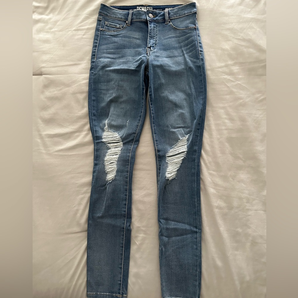 Size 3/26 Brand new never worn. Very soft Mid rise skinny jeans, rips on knees
